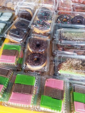 Malezya kekleri masada satışta. Müşterilerin satın almasını kolaylaştıracak türlere göre sırala.