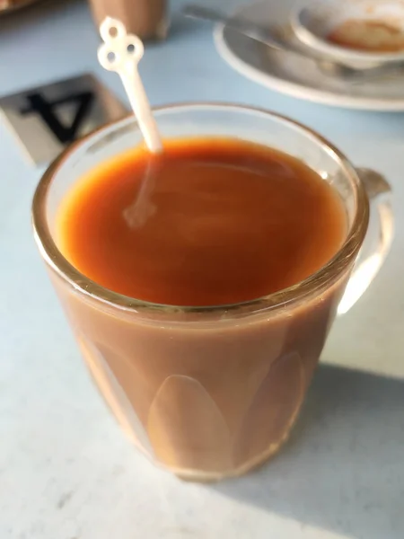 マレーシアのシグネチャードリンク Teh Tarik お茶をクリーム色の白いクリームと混ぜ合わせます クリームベースはパーム油ベースで作られています — ストック写真