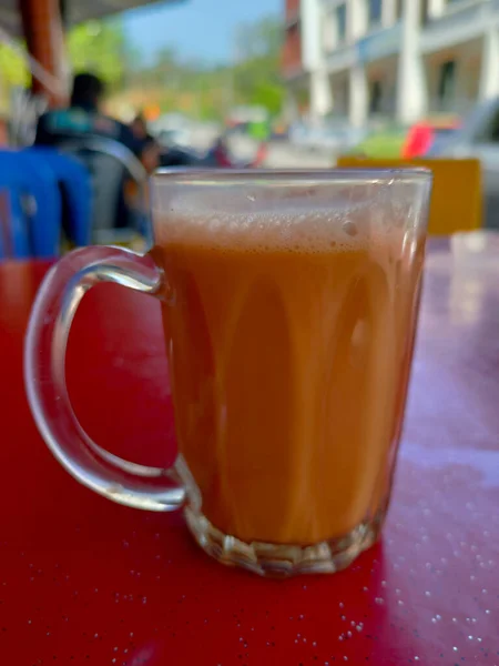 マレーシアのシグネチャードリンク Teh Tarik お茶をクリーム色の白いクリームと混ぜ合わせます クリームベースはパーム油ベースで作られています — ストック写真