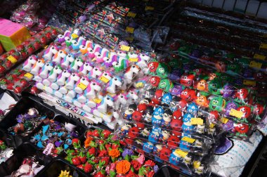 CAMERON HIGHLAND, MALAYSIA - 3 Mart 2020: Birçok hediyelik eşya sabah pazarında açık ve toplu olarak satılmaktadır. Müşterilere toptan satılabilen ürünler için özel fiyatlar verilir..