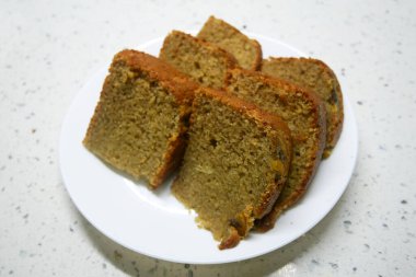 Muzlu kek taze pişirildi ve servis edilecek. Üstünde muz dilimleri ile süslenmiş..