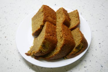 Muzlu kek taze pişirildi ve servis edilecek. Üstünde muz dilimleri ile süslenmiş..