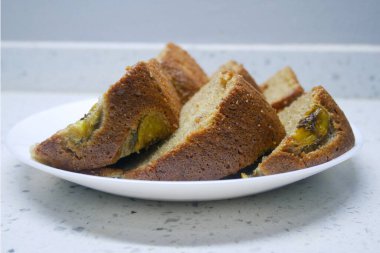 Muzlu kek taze pişirildi ve servis edilecek. Üstünde muz dilimleri ile süslenmiş..