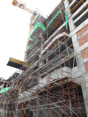 MALACCA, MALAYSIA -APRIL 07, 2017: İnşaat alanındaki platform, biçimlendirme ve yapıyı desteklemek için geçici yapı olarak kullanılan yapı. Ayrıca işçiler için yürüme platformu olarak kullanıldı.. 