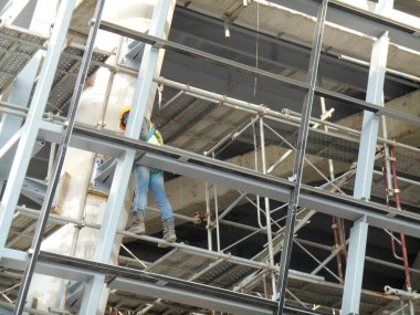 MALACCA, MALAYSIA -APRIL 07, 2017: İnşaat alanındaki platform, biçimlendirme ve yapıyı desteklemek için geçici yapı olarak kullanılan yapı. Ayrıca işçiler için yürüme platformu olarak kullanıldı.. 