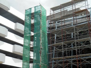 MALACCA, MALAYSIA -APRIL 07, 2017: İnşaat alanındaki platform, biçimlendirme ve yapıyı desteklemek için geçici yapı olarak kullanılan yapı. Ayrıca işçiler için yürüme platformu olarak kullanıldı.. 