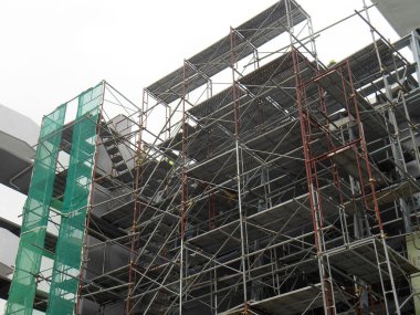 MALACCA, MALAYSIA -APRIL 07, 2017: İnşaat alanındaki platform, biçimlendirme ve yapıyı desteklemek için geçici yapı olarak kullanılan yapı. Ayrıca işçiler için yürüme platformu olarak kullanıldı.. 