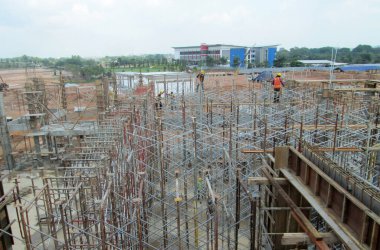 MALACCA, MALAYSIA -APRIL 07, 2017: İnşaat alanındaki platform, biçimlendirme ve yapıyı desteklemek için geçici yapı olarak kullanılan yapı. Ayrıca işçiler için yürüme platformu olarak kullanıldı.. 