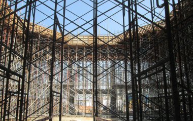 MALACCA, MALAYSIA -APRIL 07, 2017: İnşaat alanındaki platform, biçimlendirme ve yapıyı desteklemek için geçici yapı olarak kullanılan yapı. Ayrıca işçiler için yürüme platformu olarak kullanıldı.. 