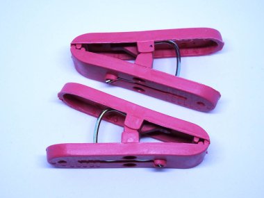 Kırmızı plastik mandal beyaz arkaplanda izole 