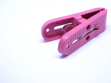 Kırmızı plastik mandal beyaz arkaplanda izole 