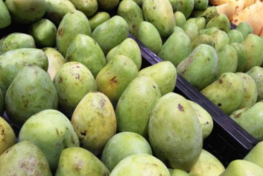 SEREMBAN, MALAYSIA -EKİM 09, 2017: Plastik ambalajlı ve satılık taze tropikal meyve. Paketler soğuk soğutucu rafına yerleştirilir uzun süre dayanması için.