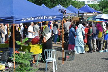 SERDANG, MALAYSIA - 29 Temmuz 2017: İnsanlar çiftçi pazarını ziyaret ediyor. Burada taze çiftlik ürünleri var ve doğrudan çiftçiden satın alınabilir..