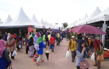 SERDANG, MALAYSIA - 29 Temmuz 2017: İnsanlar çiftçi pazarını ziyaret ediyor. Burada taze çiftlik ürünleri var ve doğrudan çiftçiden satın alınabilir..