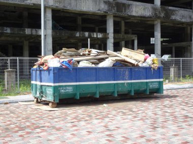 SELANGOR, MALAYSIA -15 HAZİRAN 2017: İnşaat alanında çöp ve kullanılmayan materyalleri toplamak için kullanılan atık çöp kutusu.                                