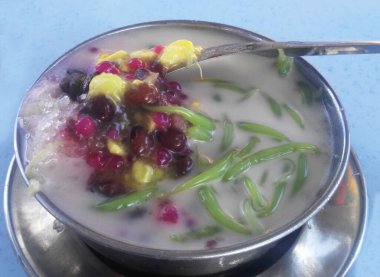 Cendol denilen Malezya tatlıları. Cendol ezilmiş buz küpleri ve undan, ve çeşitli tatlı ve meyvelerden yapılır..