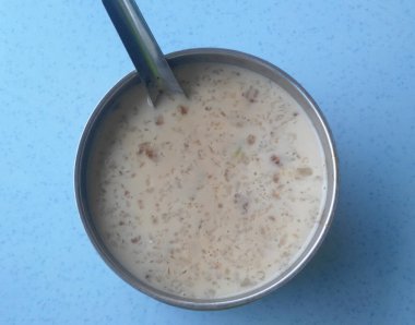 Cendol denilen Malezya tatlıları. Cendol ezilmiş buz küpleri ve undan, ve çeşitli tatlı ve meyvelerden yapılır..