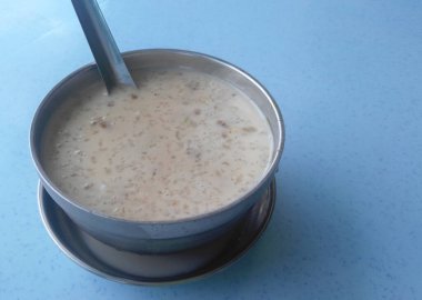 Cendol denilen Malezya tatlıları. Cendol ezilmiş buz küpleri ve undan, ve çeşitli tatlı ve meyvelerden yapılır..