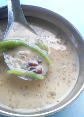 Cendol denilen Malezya tatlıları. Cendol ezilmiş buz küpleri ve undan, ve çeşitli tatlı ve meyvelerden yapılır..