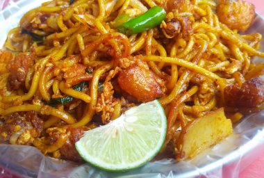 SELANGOR, MALAYSIA 15 HAZİRAN 2017: Malezya usulü kızarmış şehriye veya yerel dilde 