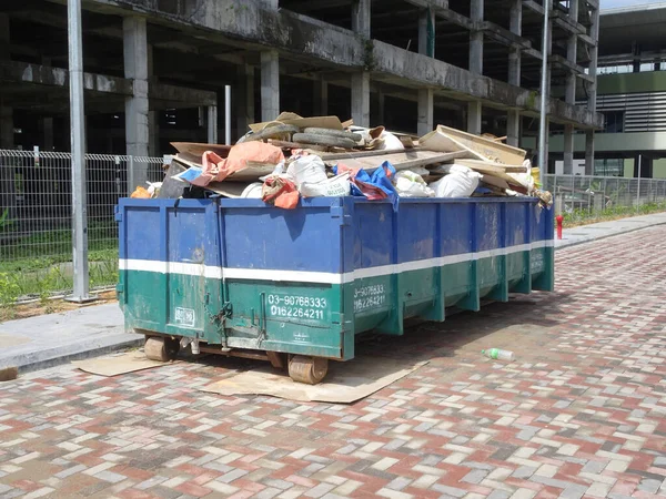 SELANGOR, MALAYSIA -15 HAZİRAN 2017: İnşaat alanında çöp ve kullanılmayan materyalleri toplamak için kullanılan atık çöp kutusu.                                