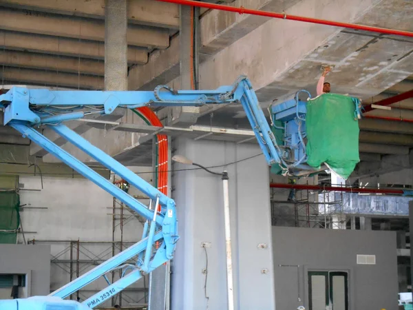 Johor Malaysia May 2017 Construction Workers Standing Mobile Crane Bucket — Stock Photo, Image