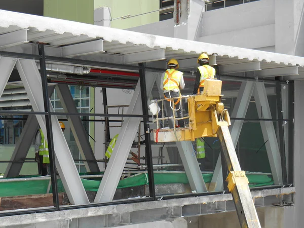 Johor Malasia Mayo 2017 Trabajadores Construcción Pie Cubo Grúa Móvil — Foto de Stock
