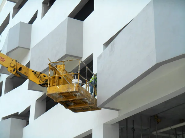 Johor Malasia Mayo 2017 Trabajadores Construcción Pie Cubo Grúa Móvil — Foto de Stock