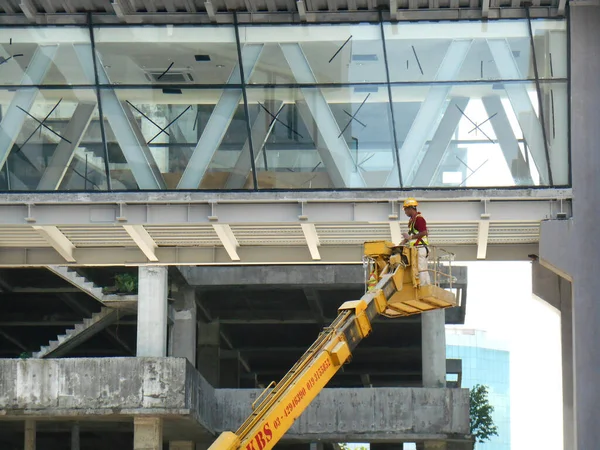 Johor Malaysia May 2017 Construction Workers Standing Mobile Crane Bucket — Stock Photo, Image