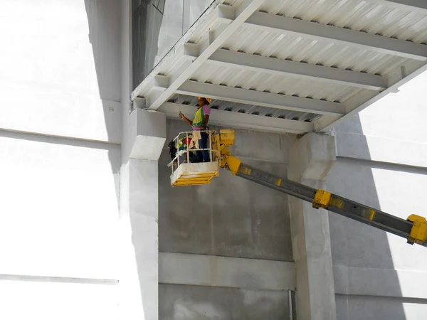 Johor Malaysia May 2017 Construction Workers Standing Mobile Crane Bucket — Stock Photo, Image