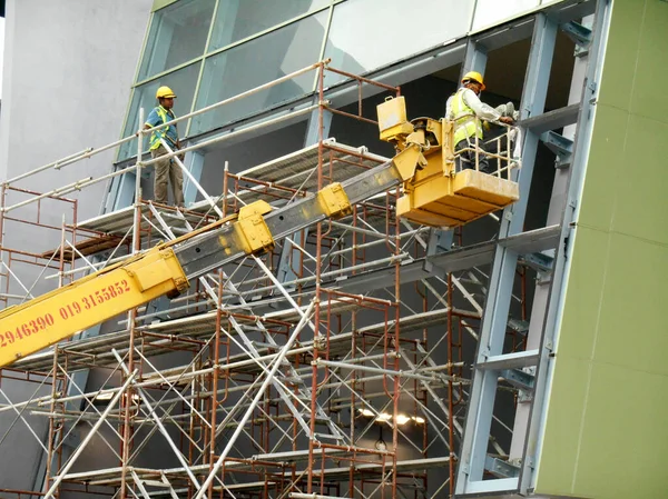 Johor Malasia Mayo 2017 Trabajadores Construcción Pie Cubo Grúa Móvil — Foto de Stock