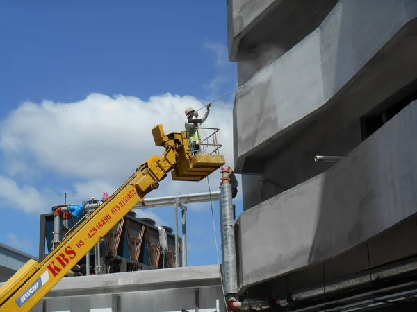 Johor Malaysia May 2017 建筑工人站在移动起重机桶中 在建筑工地的高层工作 工人自己对桶移动的控制 — 图库照片