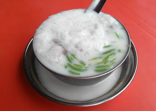 马来西亚的甜点叫做Cendol 人参是用碎冰块 各种糖果和水果制成的 — 图库照片