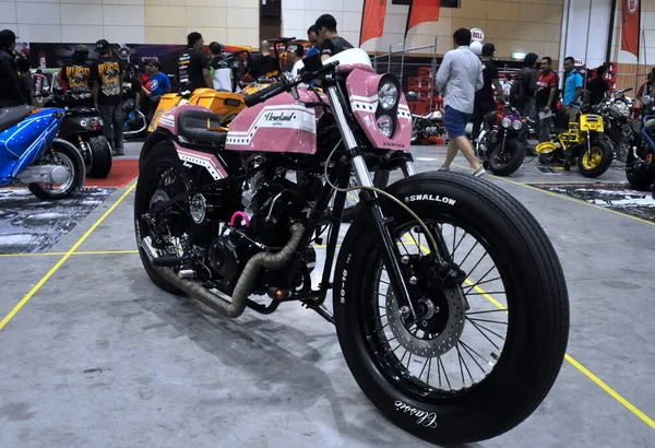 Kuala Lumpur Malaysia Fevereiro 2017 Moto Retro Modificado Recolhido Pelo — Fotografia de Stock