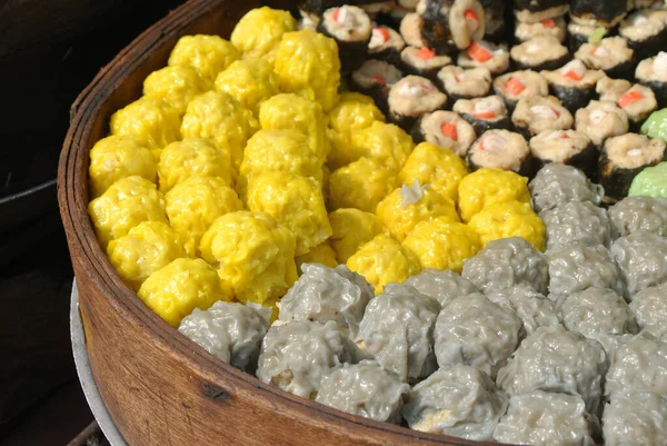 在木制蒸锅里有很多种味道 丁香是中国著名的食品之一 它是用蒸汽在高温下烹调的 — 图库照片
