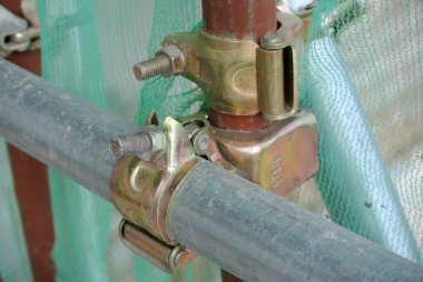 SELANGOR, MALAYSIA -HAZİRAN 12, 2016: İnşaat alanında yapı iskelesi bağlantısı detayı. Bağlayıcı iskeleyi ya da emniyet borusunu birbirine bağlar ya da bağlar. 