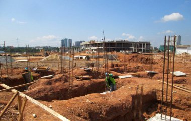 SEREMBAN, MALAYSIA -AĞUSTOS 2016: İnşaat alanında temel çalışması. Ağır inşaat işi.. 