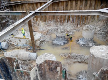 SEREMBAN, MALAYSIA -AĞUSTOS 2016: İnşaat alanında temel çalışması. Ağır inşaat işi.. 