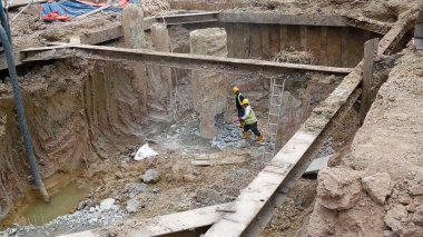 SEREMBAN, MALAYSIA -AĞUSTOS 2016: İnşaat alanında temel çalışması. Ağır inşaat işi.. 