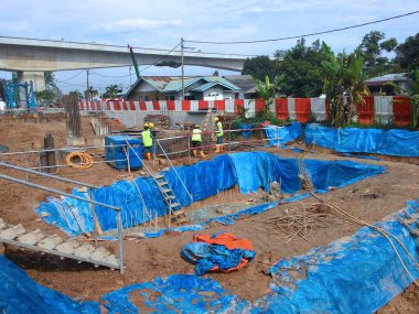 SEREMBAN, MALAYSIA -AĞUSTOS 2016: İnşaat alanında temel çalışması. Ağır inşaat işi.. 