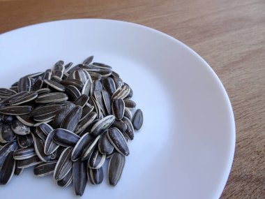 Kurumuş ayçekirdeği ya da yerel dil olan kuaci.. 