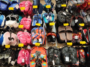 KUALA LUMPUR, MALAYSIA - 18 AĞUSTOS 2020: Satılık renkli terlik ve ayakkabılar sergilenmektedir. Her çiftin müşteri kolaylığı için bir fiyat etiketi vardır..