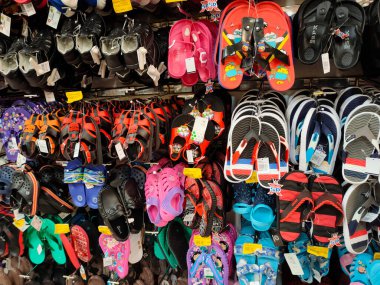 KUALA LUMPUR, MALAYSIA - 18 AĞUSTOS 2020: Satılık renkli terlik ve ayakkabılar sergilenmektedir. Her çiftin müşteri kolaylığı için bir fiyat etiketi vardır..