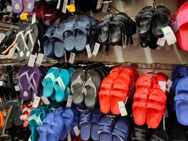 KUALA LUMPUR, MALAYSIA - 18 AĞUSTOS 2020: Satılık renkli terlik ve ayakkabılar sergilenmektedir. Her çiftin müşteri kolaylığı için bir fiyat etiketi vardır..