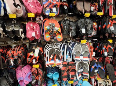 KUALA LUMPUR, MALAYSIA - 18 AĞUSTOS 2020: Satılık renkli terlik ve ayakkabılar sergilenmektedir. Her çiftin müşteri kolaylığı için bir fiyat etiketi vardır..