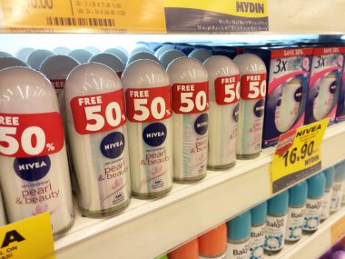 SEREMBAN, MALAYSIA - 6 Haziran 2020: Erkek ve kadın kullanımı için deodoranta odaklanmış, bir mağazada satılık bir rafta sergilenmektedir. Her öge bir fiyat etiketi ile sağlanır.
