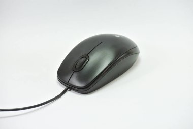 Beyaz arkaplanda siyah renkli optik fare.  