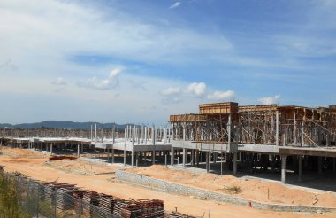 SENDAYAN, MALAYSIA -27 HAZİRAN 2017: Malezya 'da inşa halindeki iki katlı lüks teras evinin cephesi.  