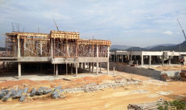 SENDAYAN, MALAYSIA -27 HAZİRAN 2017: Malezya 'da inşa halindeki iki katlı lüks teras evinin cephesi.  