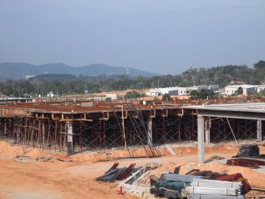 SENDAYAN, MALAYSIA -27 HAZİRAN 2017: Malezya 'da inşa halindeki iki katlı lüks teras evinin cephesi.  